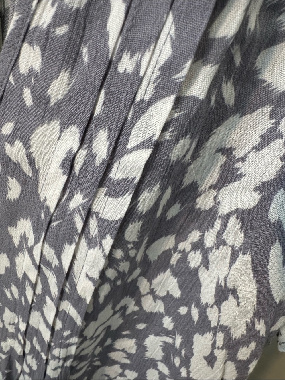 NWT Monday Fun Gray Animal Print Flutter Sleeve V-Neck Blouse Medium - Picture 3 of 4